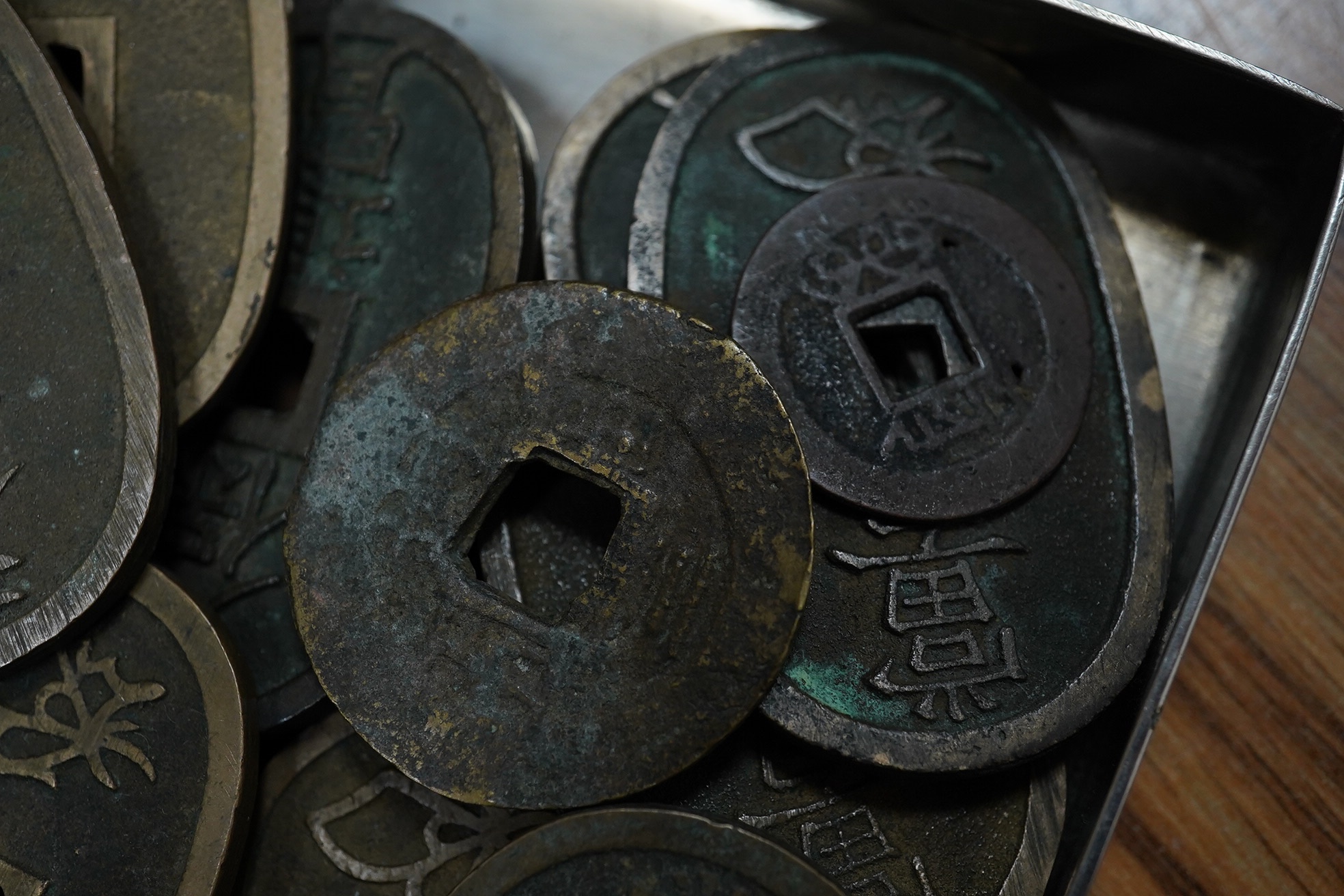 Japanese coins, seventeen 100 Mon, 1835 - 1870 and a small quantity of Song to Ming cash coins